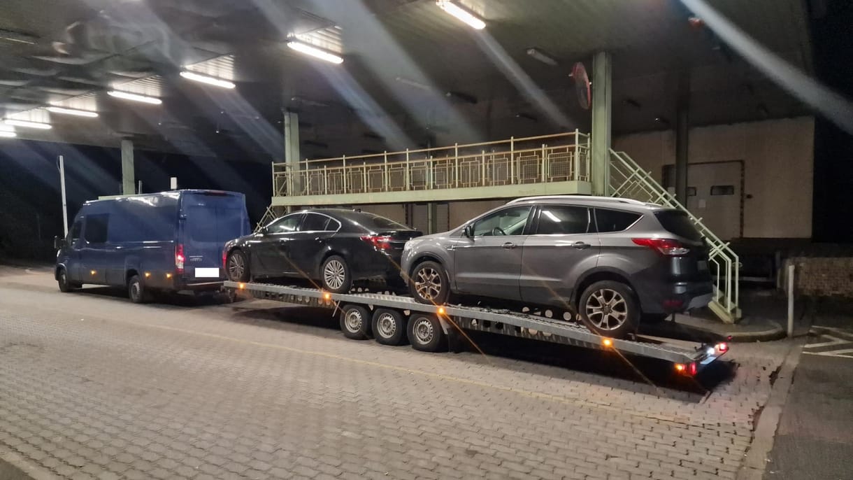Jól megpakolták a kisbusz után kötött trélert, 650 ezer forintos bírságot kapott