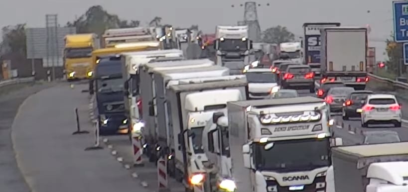 Egyik autós akkut lop az útjelző lámpából, a másik meg direkt hajt a friss aszfaltozásba – videó