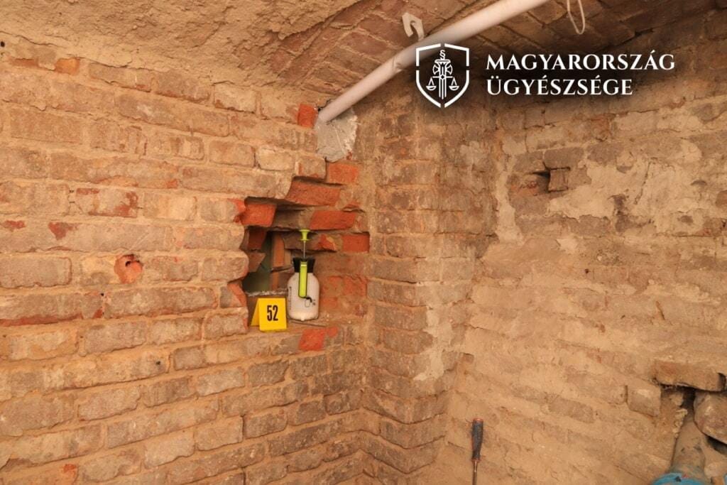 A szomszéd falat bontották le, hogy kifosszanak egy páncélszekrényt