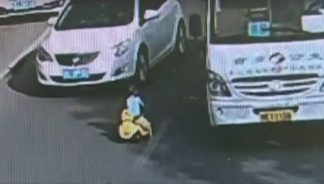 Autók közé tévedt egy kisgyerek, és senki nem segít rajta? - videó
