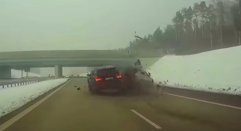 Ki hibázott nagyobbat: a BMW-s vagy a belső sávban haladó autós ennél a balesetnél? – Videó