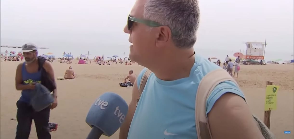 Videón, ahogy egy tolvaj meglép egy nyaraló táskájával Barcelonában