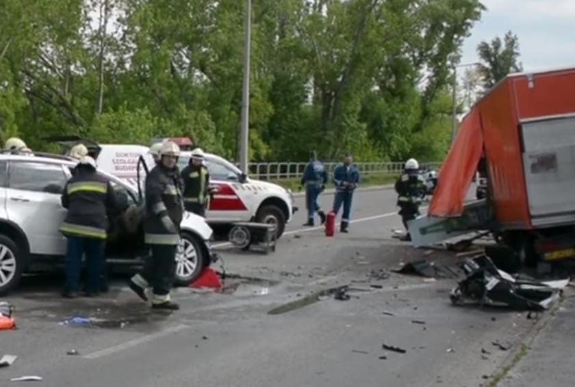 Így szabadították ki az autóba szorult sérültet Csepelen - videó