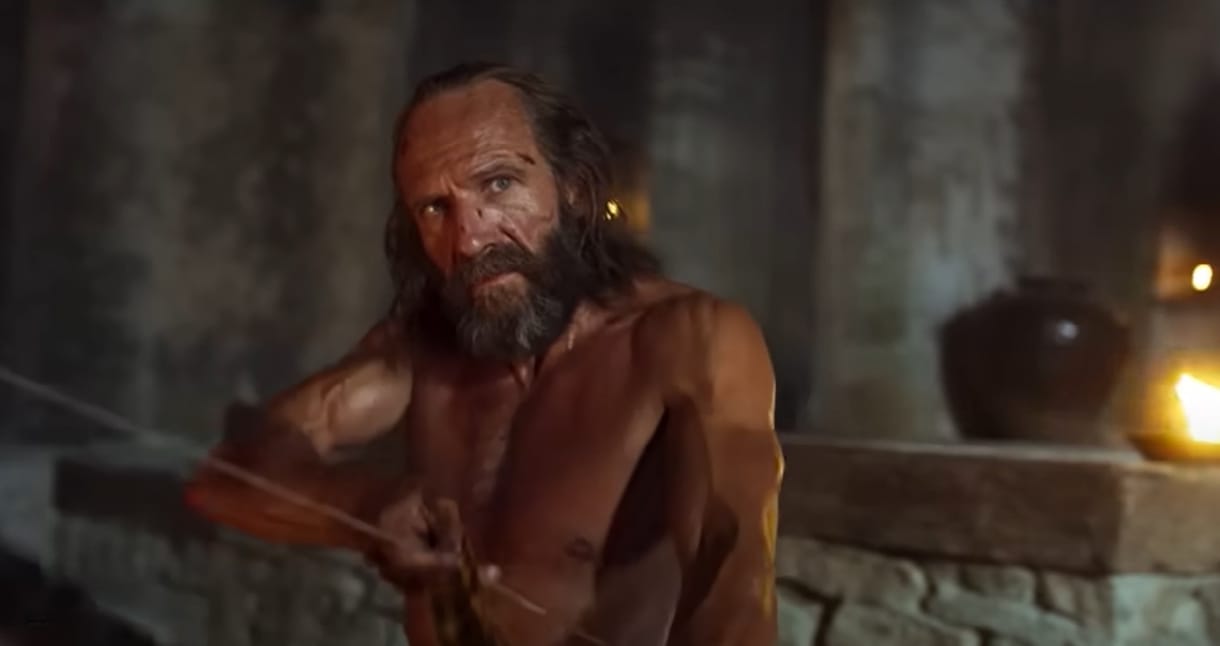 Ralph Fiennes 60 évesen gyúrta ki magát Odüsszeusz szerepéért