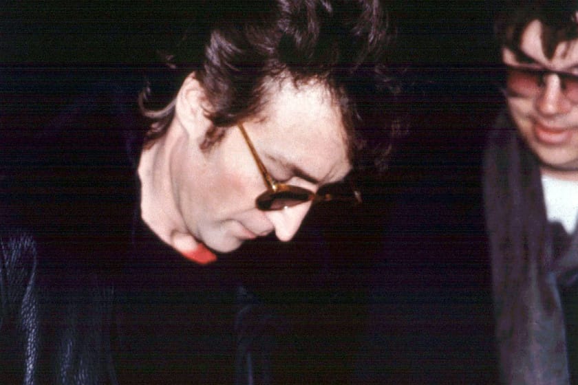 38 éve halt meg John Lennon – újra az utolsó kép a zenészről és gyilkosáról