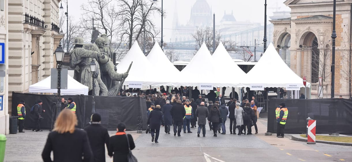 ÉLŐ videó: érkeznek az Orbán-beszéd nézői, kérdésekkel várjuk őket (fotó)