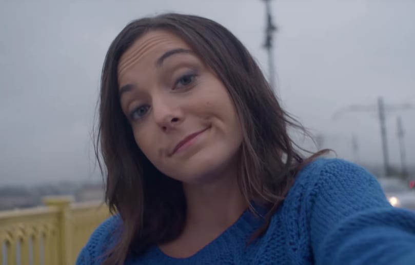 Boggie új klipje a szelfizésen gúnyolódik