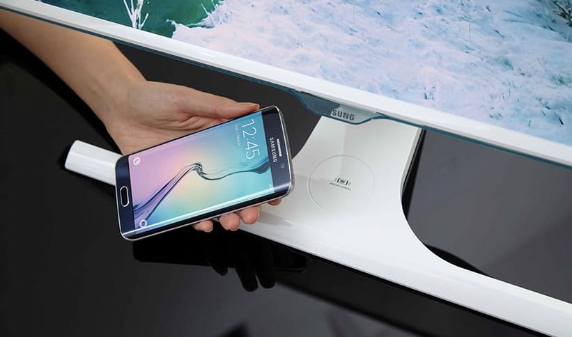 A telefonját is feltölti a Samsung új monitorja