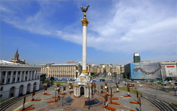 Menjetek Magyarországra - mondta az ukrán aktivista, miközben társai szétverték a kijevi romatábort