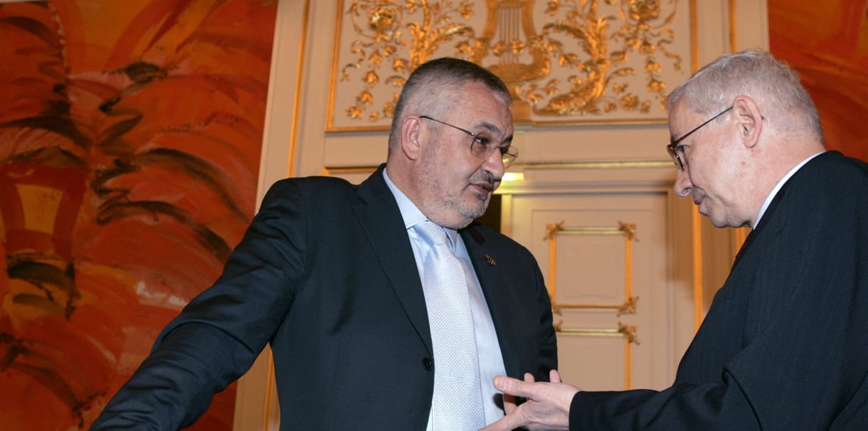 Nyolc és fél év börtönre ítéltek korrupcióért Romániában egy volt minisztert