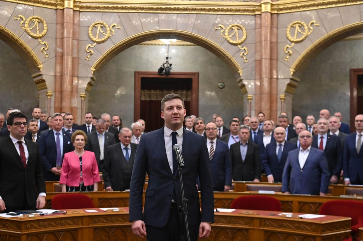 Rogán titkosszolgálatokért felelős államtitkárát is bevonták már a robbanó csipogók ügyébe