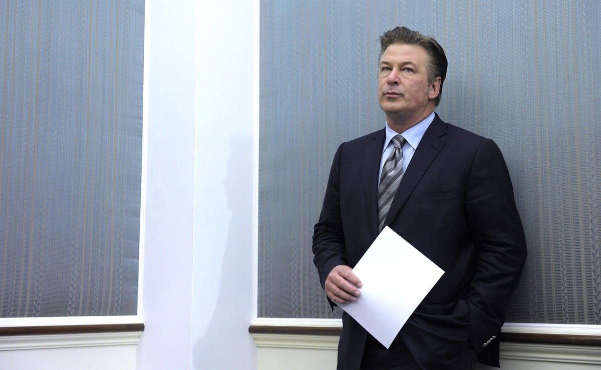 Alec Baldwin szerint minden forgatáson jelen kellene lennie egy rendőrnek, aki a fegyverek biztonságát ellenőrzi