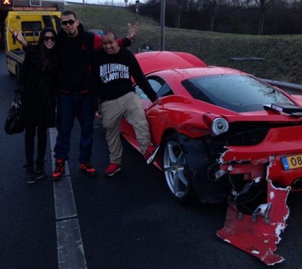 Egy óra alatt összetörte új Ferrariját egy holland DJ - fotó