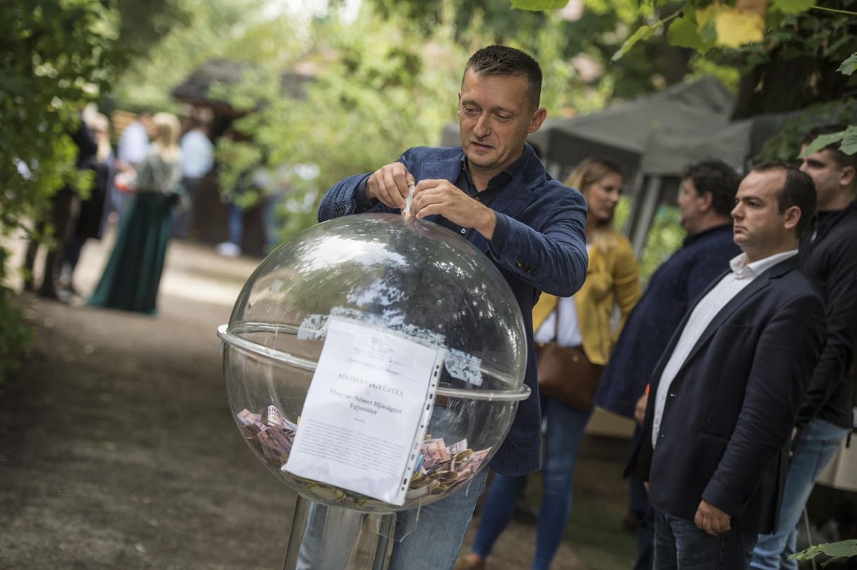 Rogán új feleségének családi köre két másik eladótól is vásárolt földeket