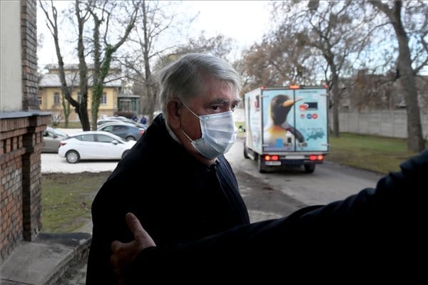 Kásler Miklós várta az új vakcina érkezését - fotók az első szállítmány útjáról