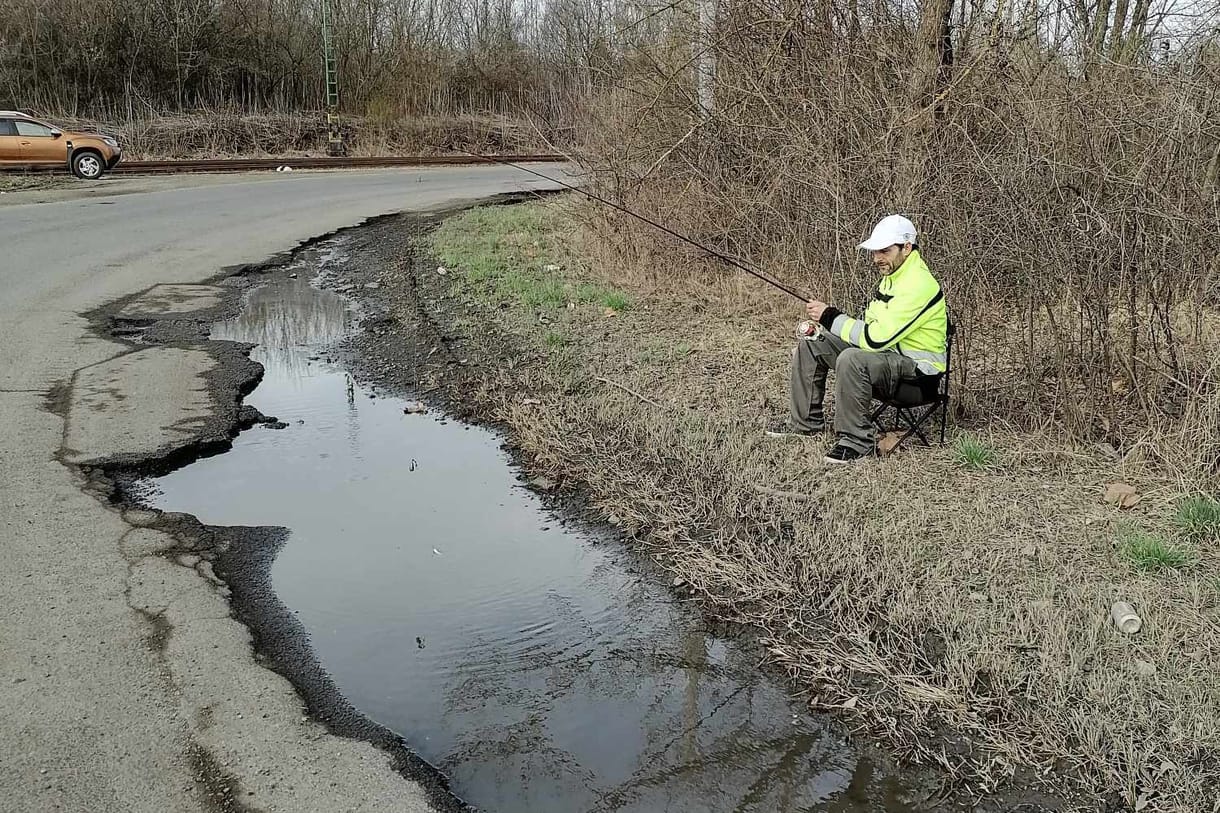 Akkora tócsát találtak egy mátrai úton, hogy egy halat is ki lehetett fogni belőle