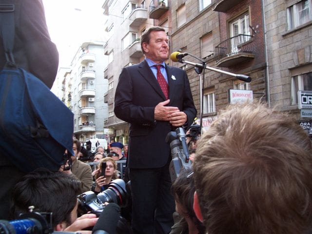 Schröder: Moszkva jogot sért, de mi is azt tettük