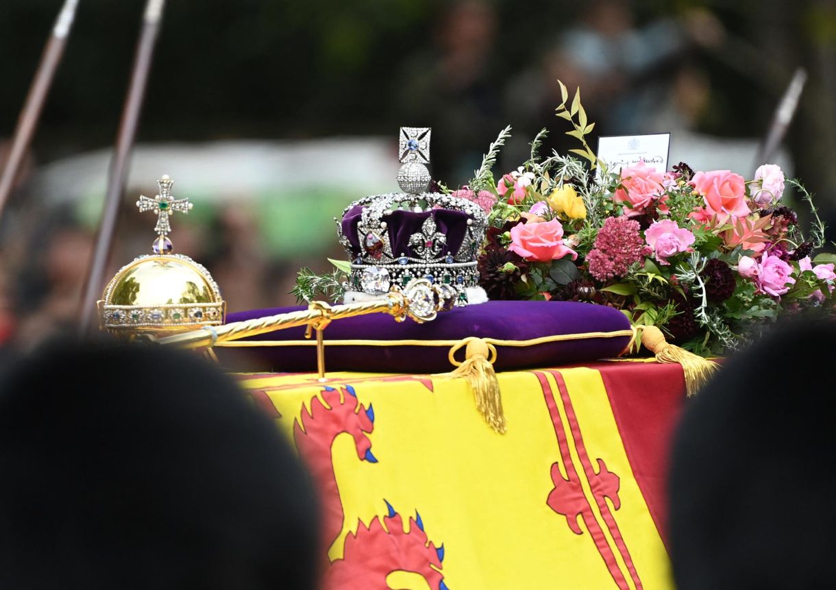 Hiába próbálta elkerülni, mégis készül a botrány III. Károly koronaékszere miatt