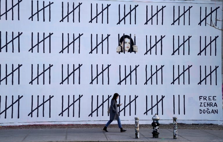 Óriásgraffitivel hívja fel a figyelmet Banksy a bebörtönzött kurd festőnőre – fotó