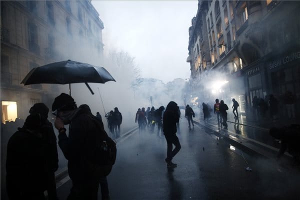 Meghátrál a francia kormány nyugdíjügyben
