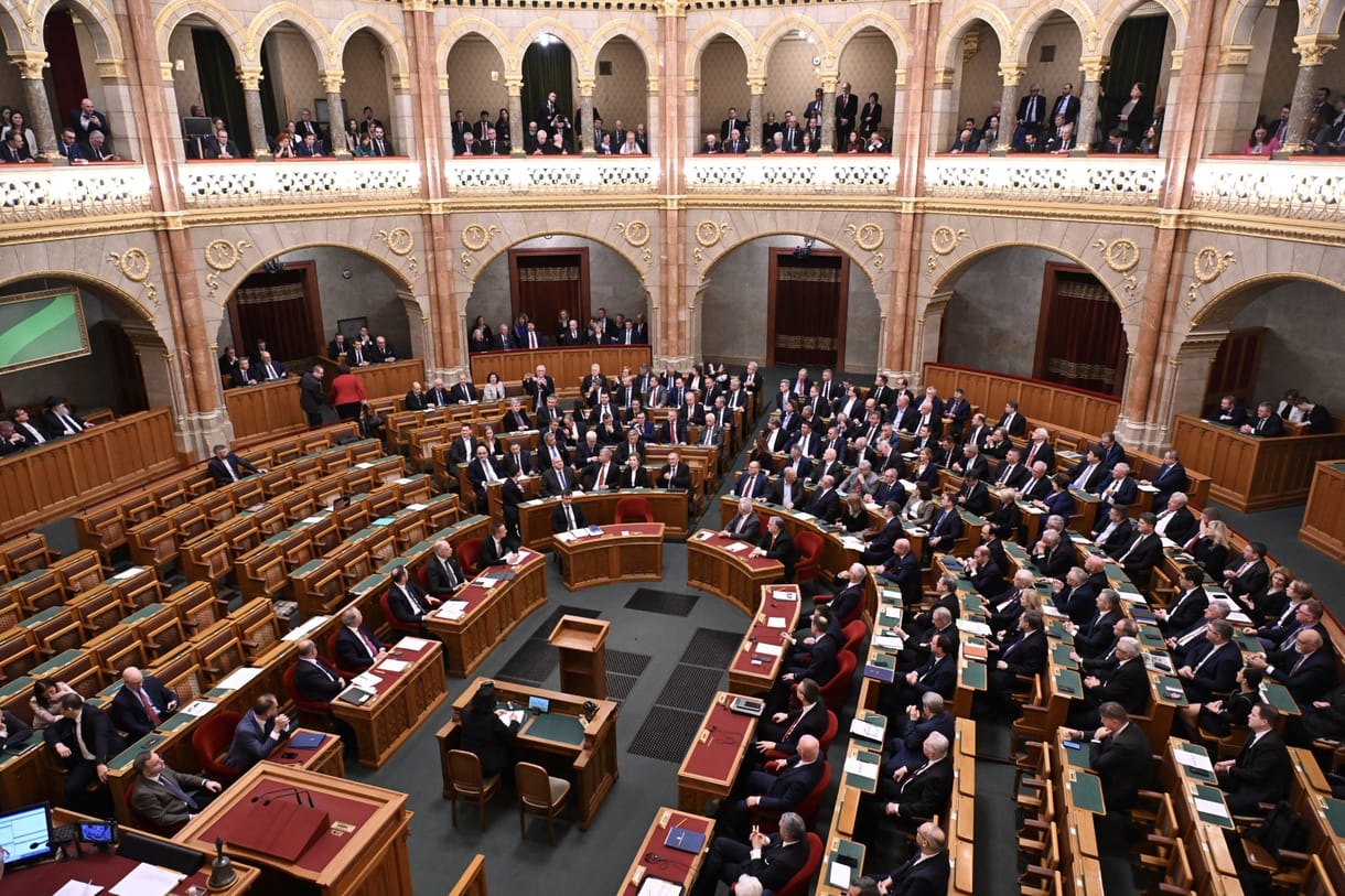 Maratoni ülésre készül a parlament: téma lesz Lázár alkotmánysértő kastélytörvénye, az energiaital-stop és egy gyermekvédelmi ellenzéki vita is 
