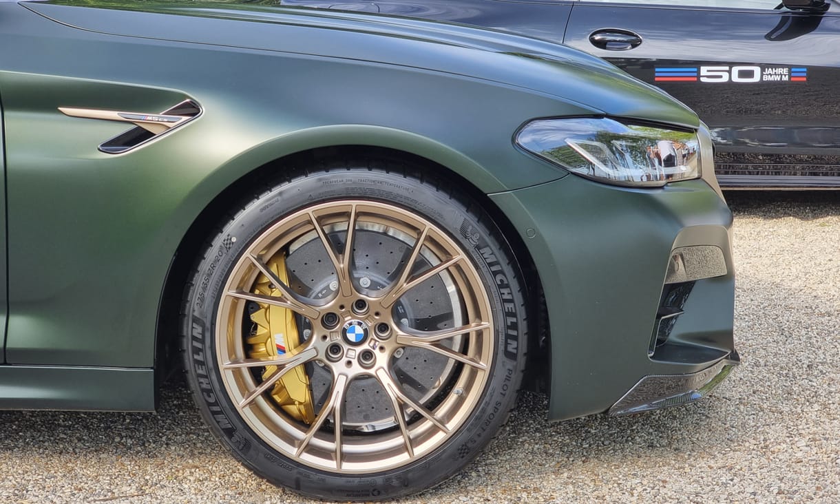 Így száguld az autópályán egy 770 lóerős BMW M5 – videó