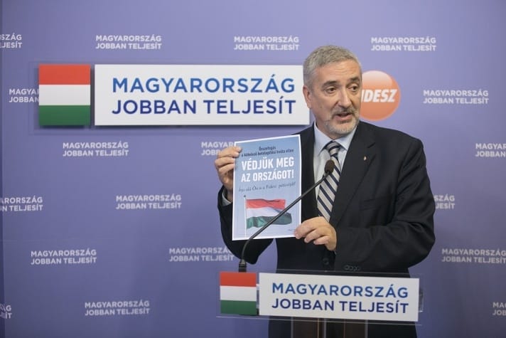 Összevitázott egy újságíróval, majd kivonult a teremből a fideszes Halász János