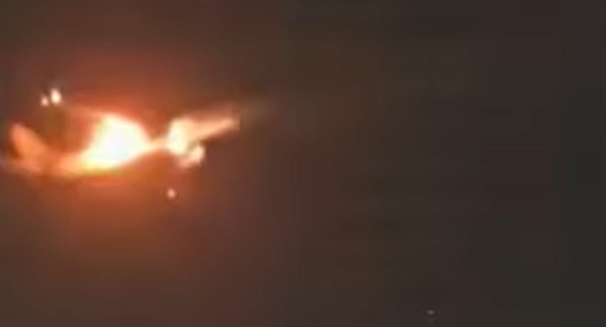 Lángra lobbant egy Boeing 737-es hajtóműve, kényszerleszállást hajtott végre Dél-Koreában – videó
