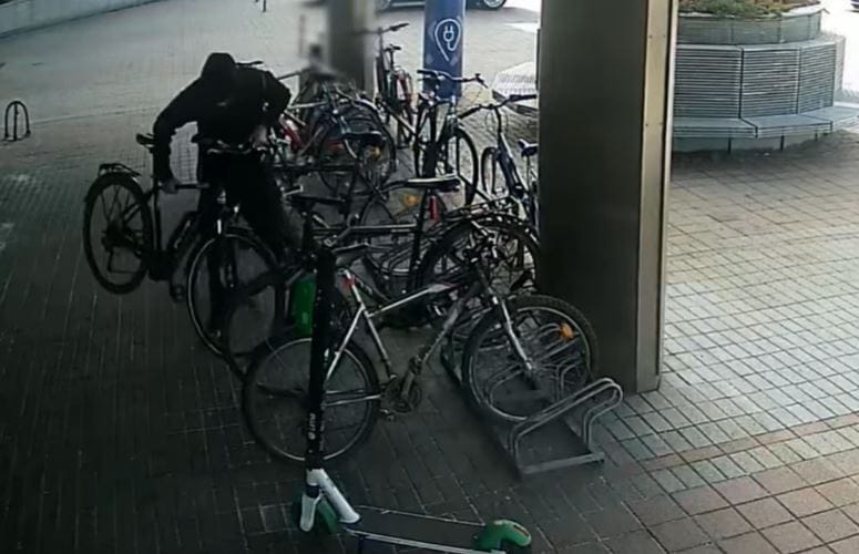 Videón, ahogy elkötnek egy egymillió forintos biciklit Budapesten