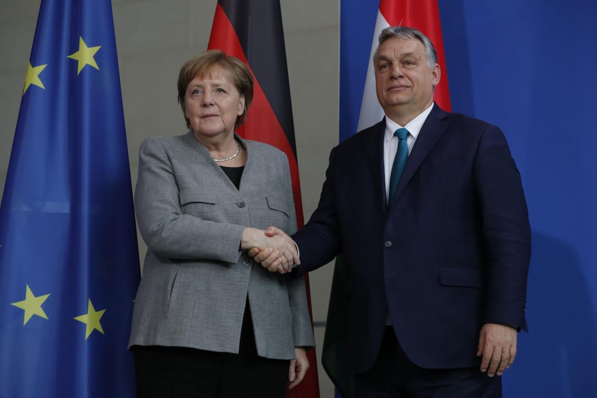 Angela Merkelnek még épp időben szóltak, milyen veszélyes a kézfogás