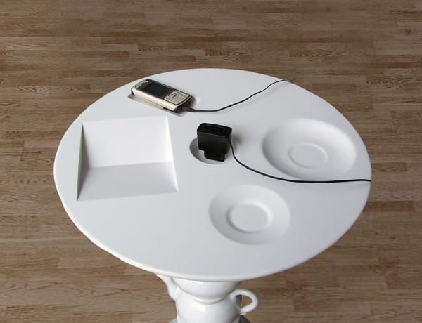 Különleges kávézóasztal – Bútor porceláncsészékből