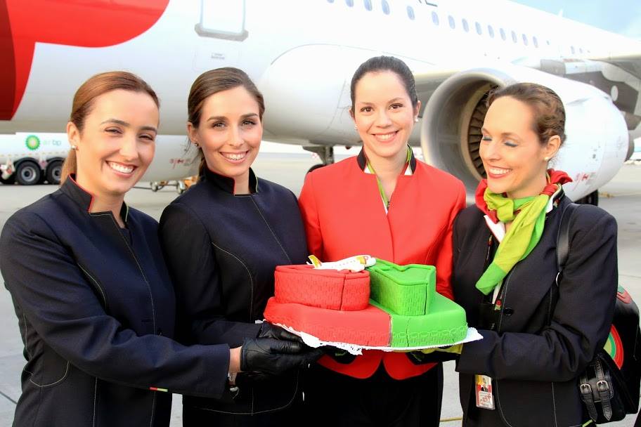 Fotók: Vízi diadalívvel köszöntötték Ferihegyen a jubiláló lisszaboni járatot