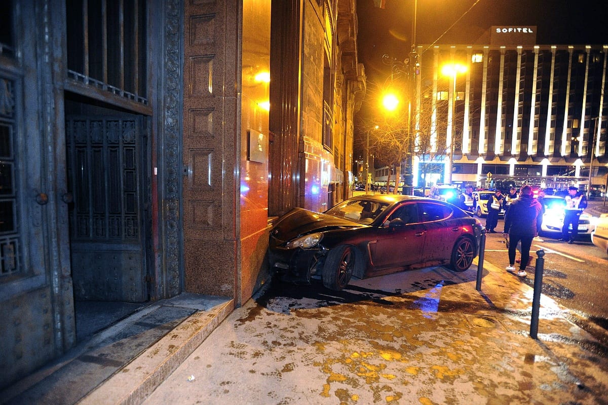 Nekicsattant egy Porsche a Belügyminisztériumnak