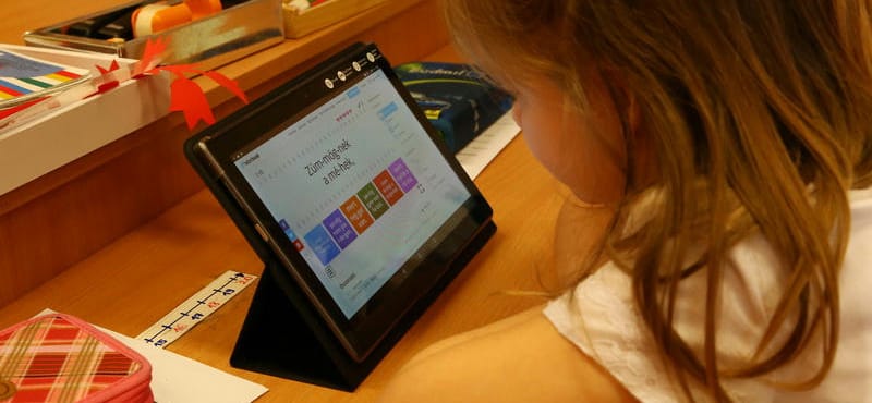 Jól jön a kormánynak az iskolai mobilhasználat körüli botrány, addig sem a széthulló oktatásról van szó