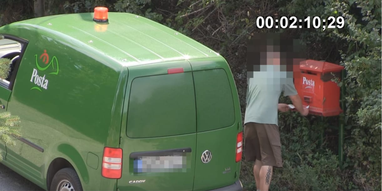 Súlyos szabálytalanságot követett el a fura dolgokat művelő postás