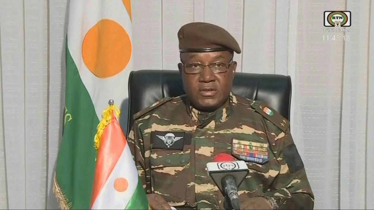 Ízlik a hatalom a katonai diktátornak, aki Moszkva karjaiba vezeti Nigert