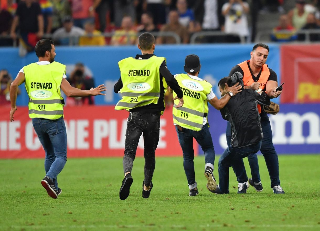 Románia is zárt kapuk mögött játssza a következő selejtezőjét