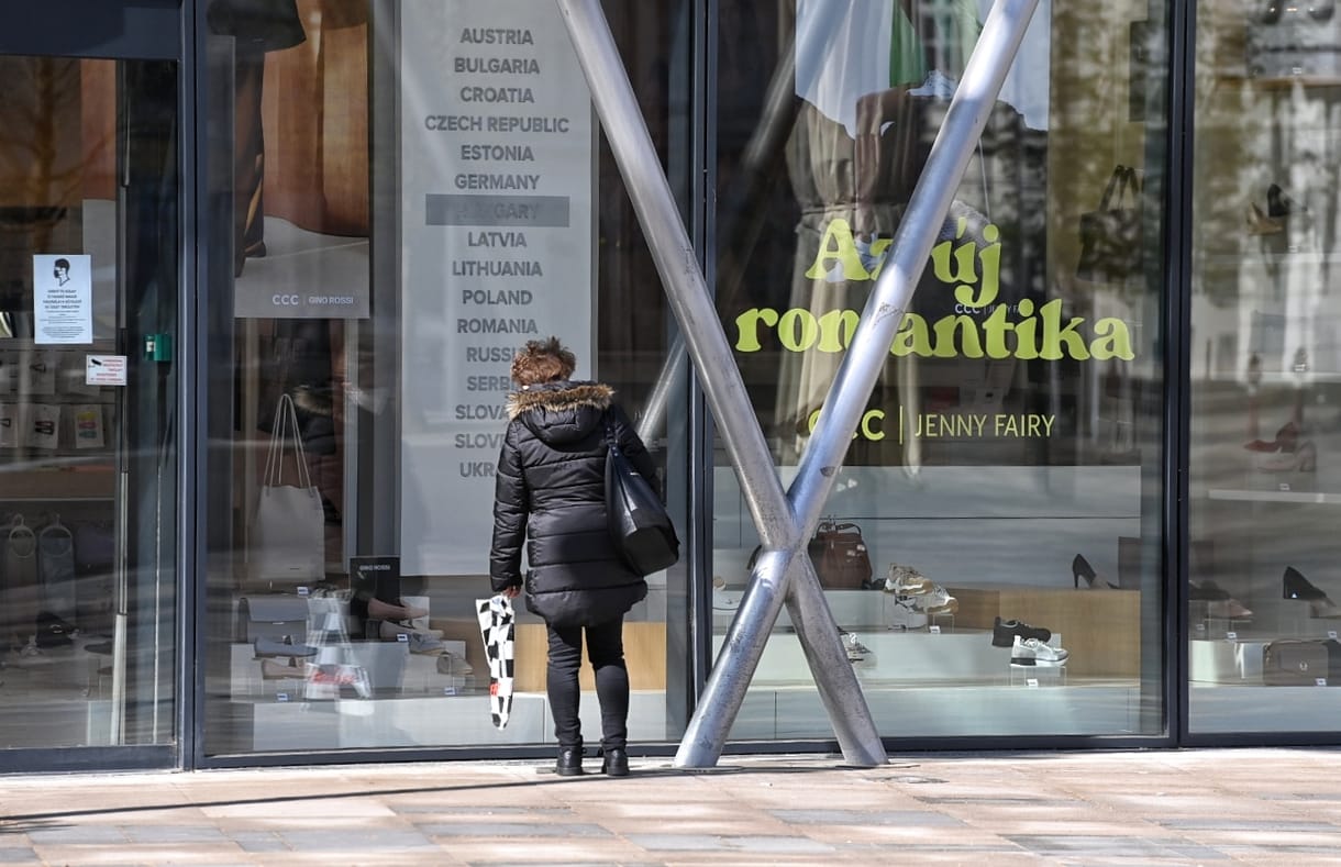 Így nyitnak a boltok országszerte - percről percre