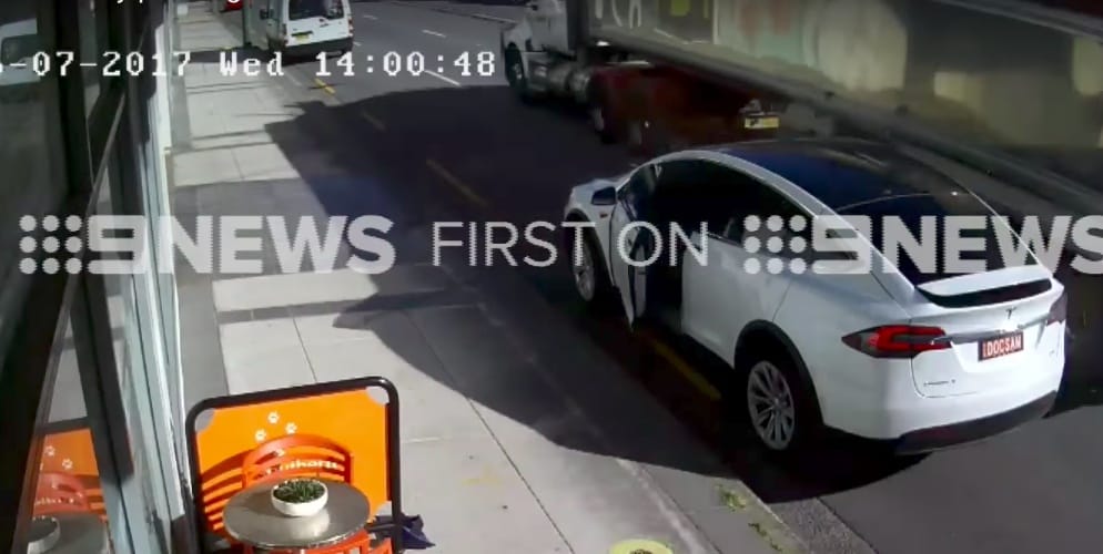 Videó: letépte a kamion a Tesla Model X ajtaját – a cég szerint a sofőr a hibás
