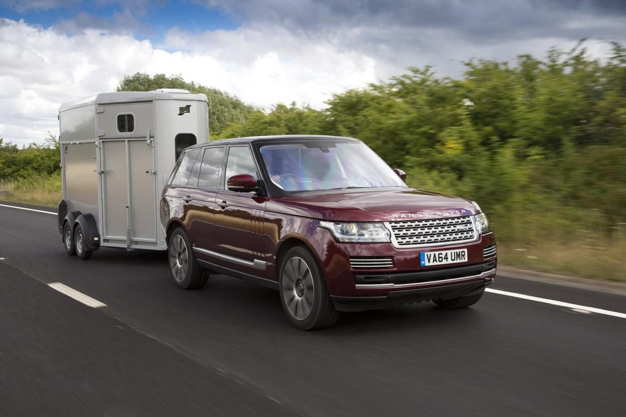 Okos ötlettel tenné biztonságosabbá az utánfutózást a Land Rover – videó