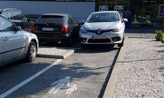 A nap fotója: nehezen, de csak sikerült beparkolni a gyalogossávra