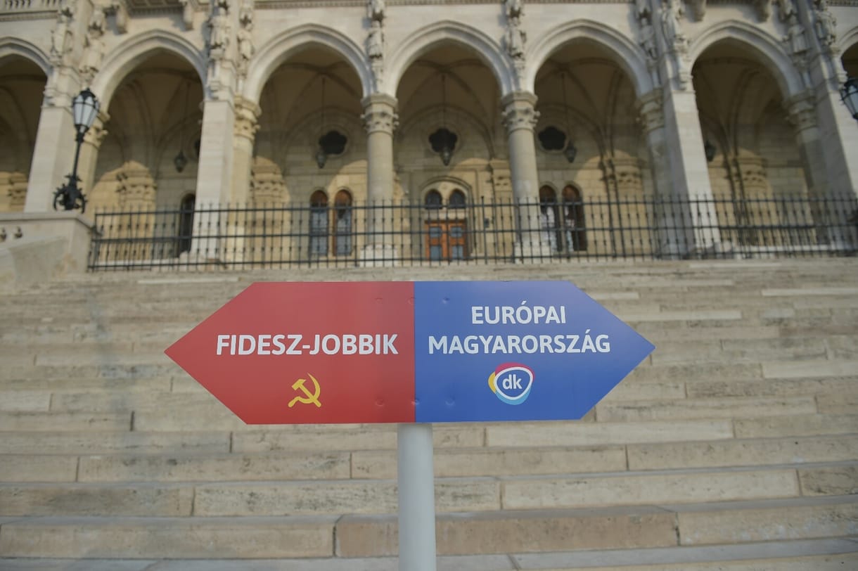Egymásra szervezték a DK élőláncát és a Romantikus Erőszak koncertjét a Kossuth téren