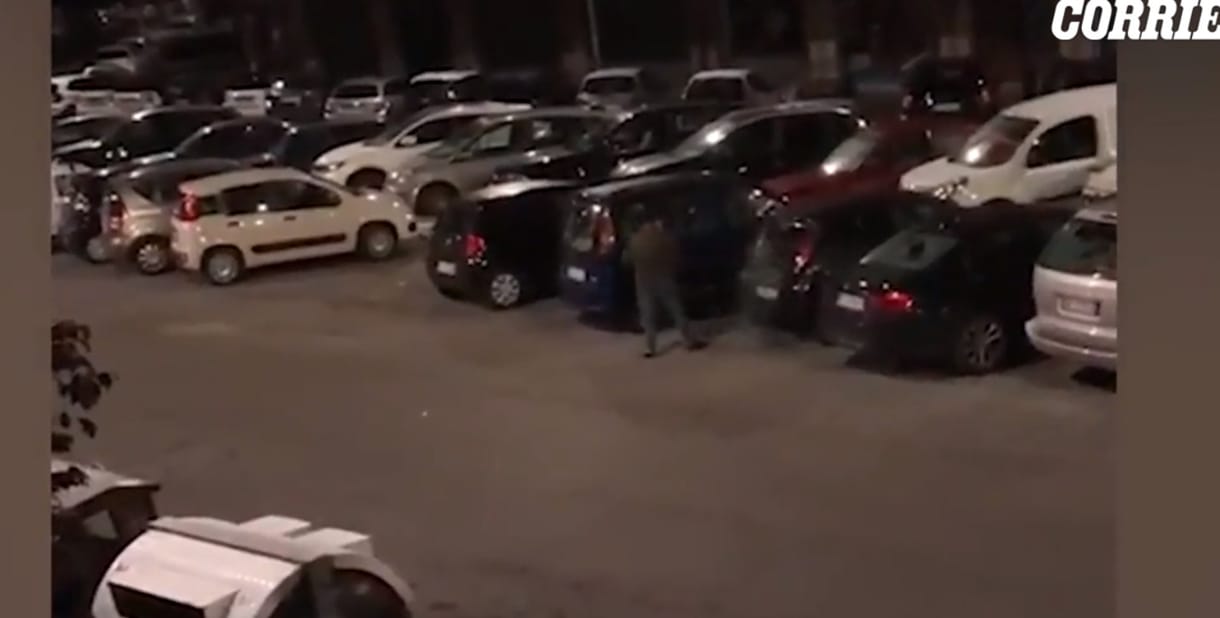 Döbbenten nézték végig az ablakból, ahogy egy férfi ötvenhat kocsinak betöri az ablakát – videó