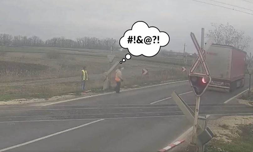 Épp a letört sorompót javították, amikor a másik oldalon is leszakította egy kamion – videó
