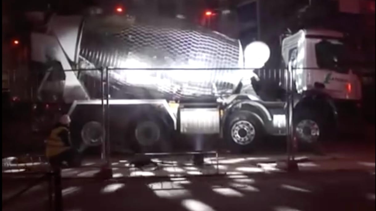 A diszkógömbbé alakított betonkeverőnél nem lesz boldogítóbb dolog ma már – videó