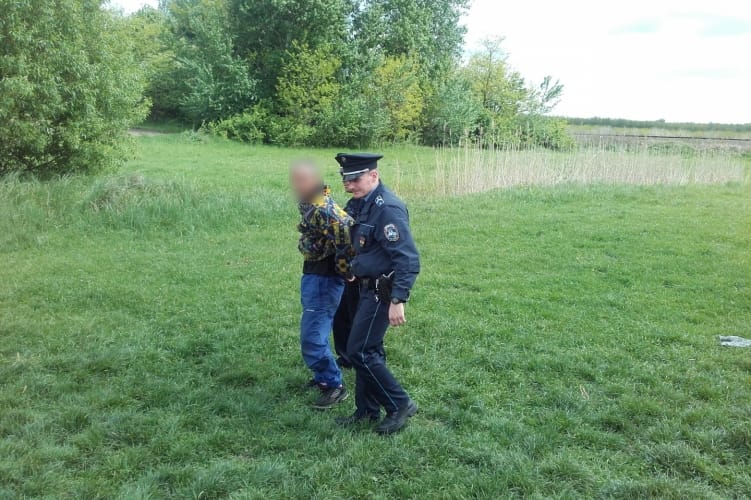 Felnivel dobálta a rendőröket a menekülő autó utasa