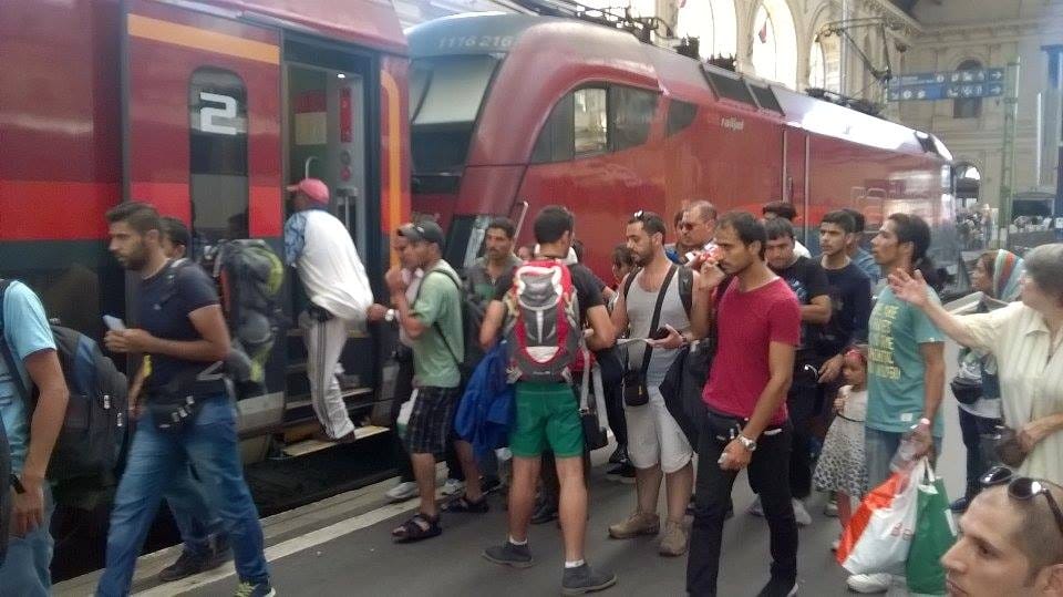 Továbbengedték Ausztriába a Keletiből induló menekültekkel teli vonatokat