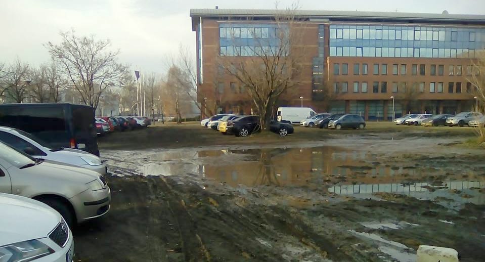 Sztálingrádi állapotok vannak az Infoparknál összevissza parkoló autók miatt