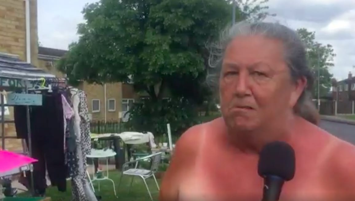 Zseniális átveréssel szívatja a gyorshajtó autósokat ez a brit nő – videó