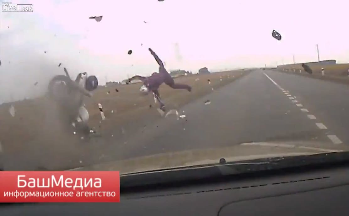Ilyen, amikor kétszázzal csapódik az autónak egy motor - videó